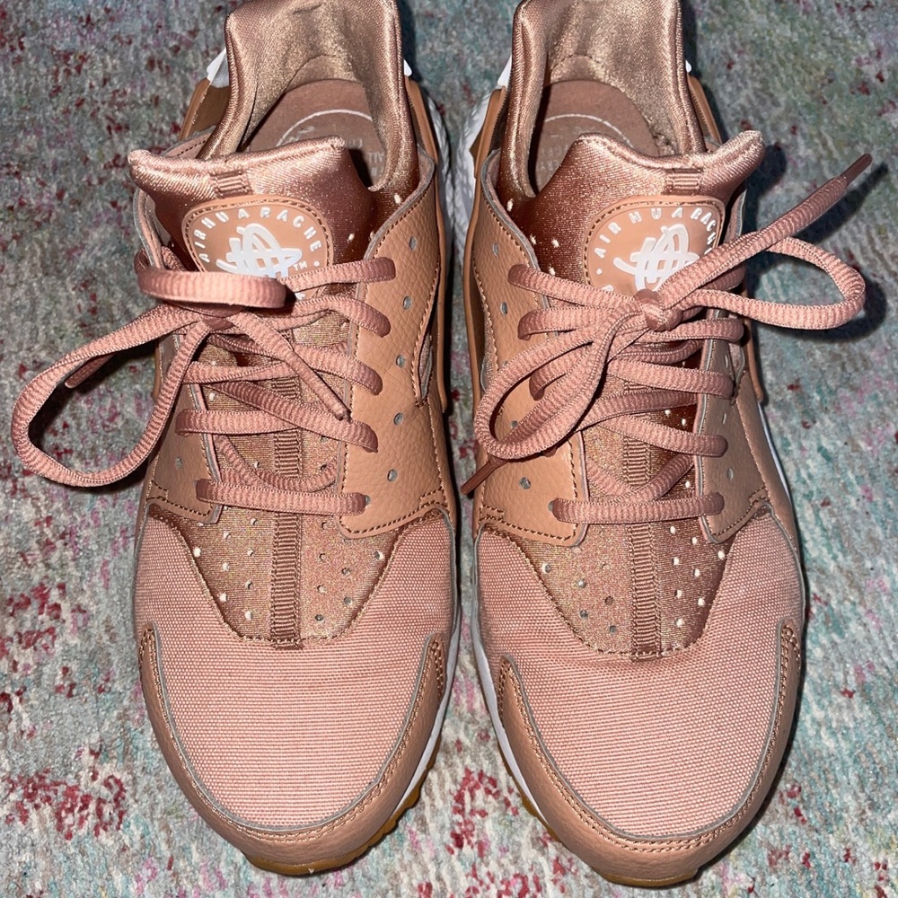 WMNS Nike Huaraches - size 9 🤎